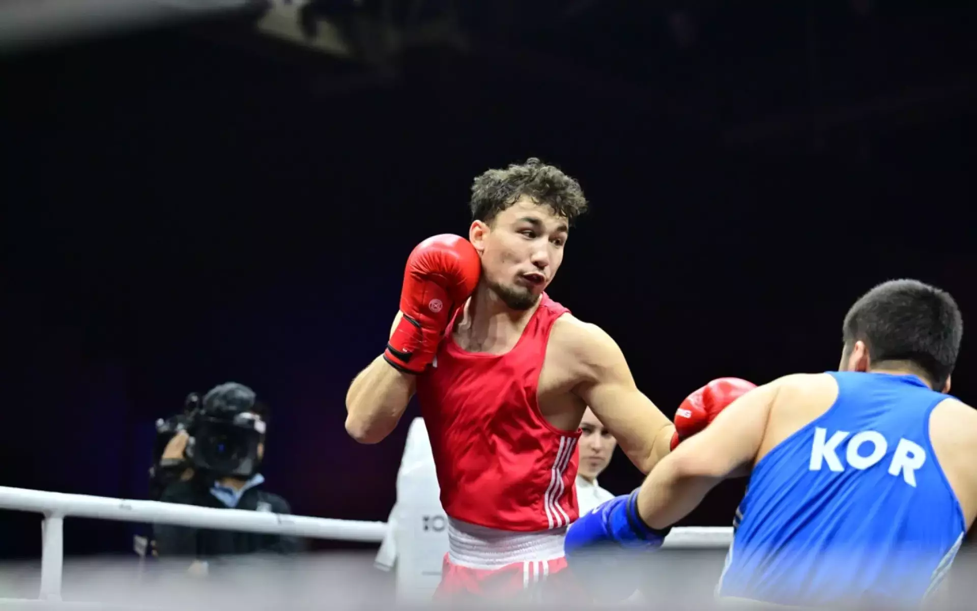 Казахстенец пробился в полуфинал Кубка мира по боксу в Индии