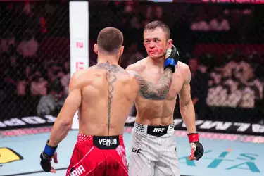 Алмахан уступил Топурии в жестком трехраундовом бою UFC