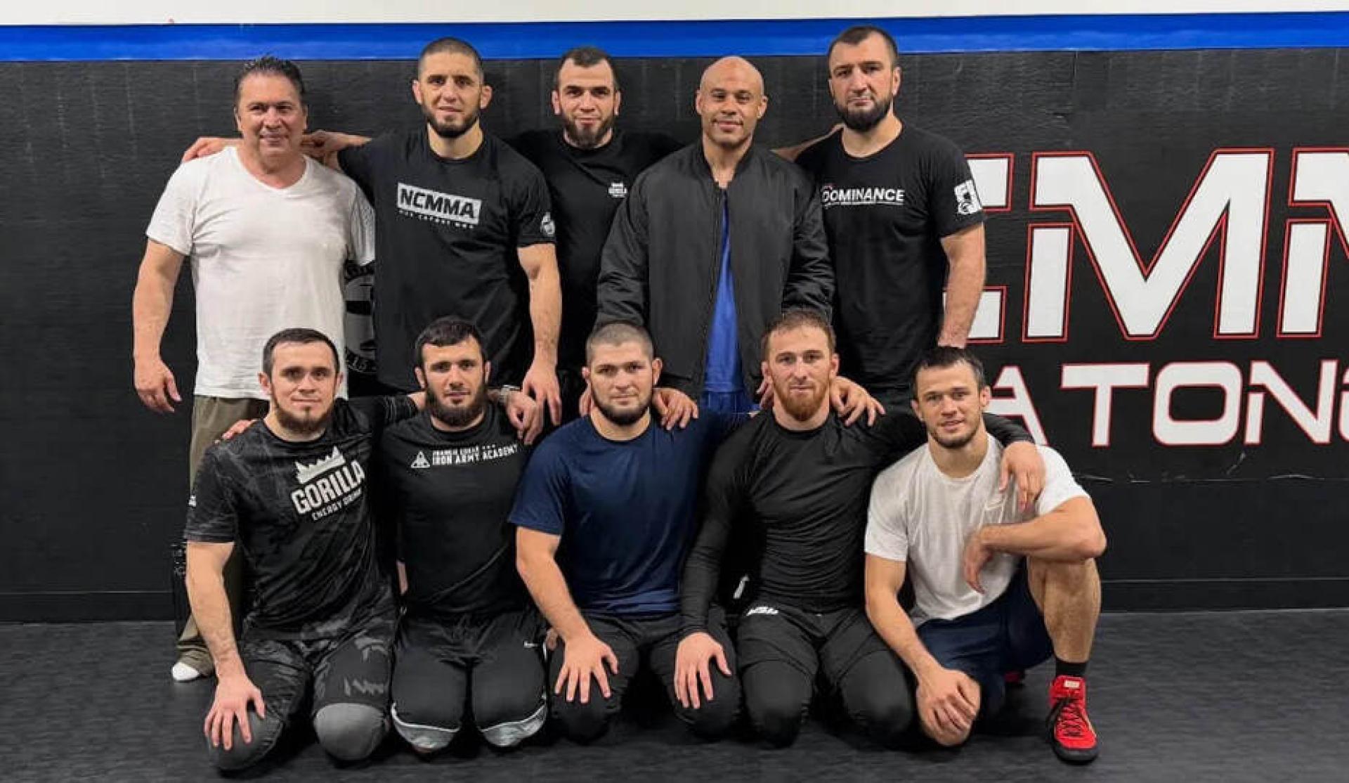 Мэр Нью-Йорка потребовал наказать команду Махачева за драку на UFC 322