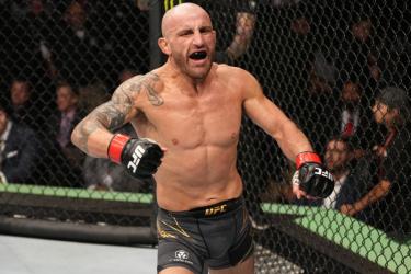 Алекс Волкановски проведет долгожданный реванш на UFC 325 в Сиднее