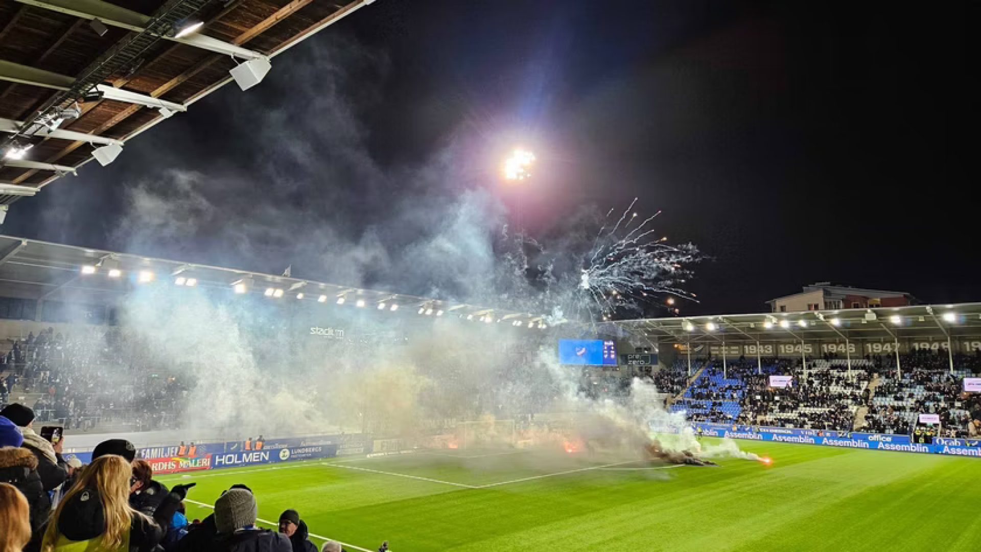 Фанаты подожгли газон и сетку ворот в чемпионате Швеции