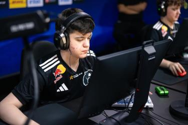 Казахстанец в составе FURIA разгромил NAVI на крупном турнире по CS2