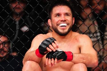 Двойной чемпион UFC ушел из спорта после проигранного боя