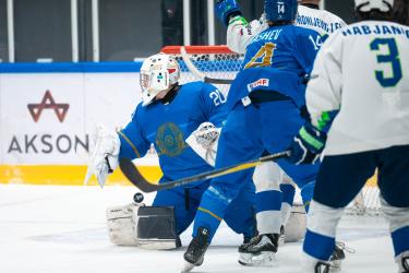 Казахстанская молодежка совершила камбэк и вырвала первую победу на ЧМ по хоккею