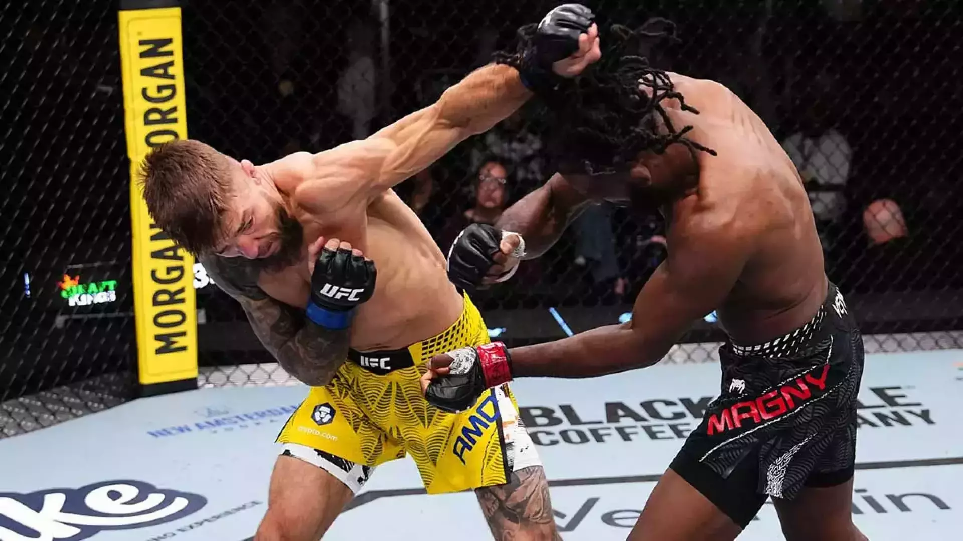 Чемпион Bellator дебютировал досрочной победой в UFC