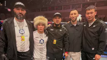 Наставник Алмабаева оценил шансы казахстанца в поединке с экс-чемпионом