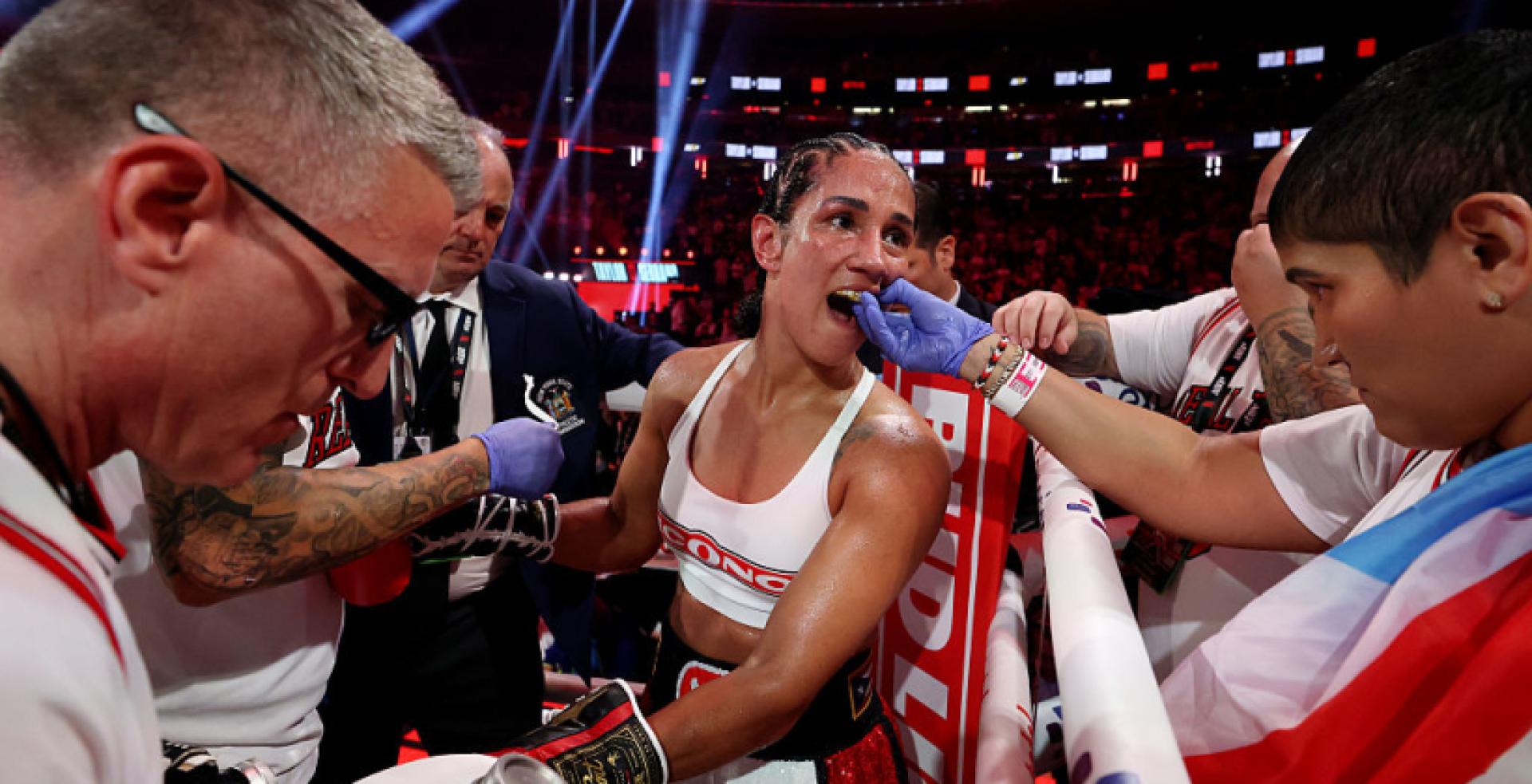 Самая титулованная женщина-боксер защитила два чемпионских пояса