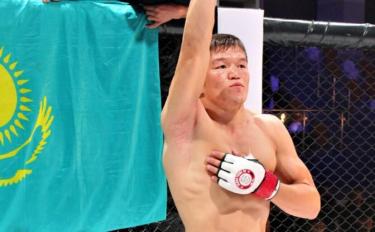 Казахстанец проиграл экс-чемпиону лиги Хабиба судейским вердиктом