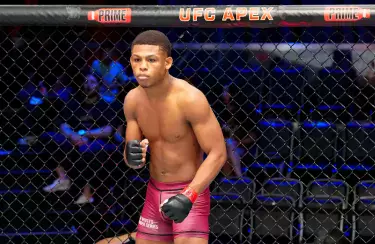 Боец UFC рухнул без сознания на официальном взвешивании