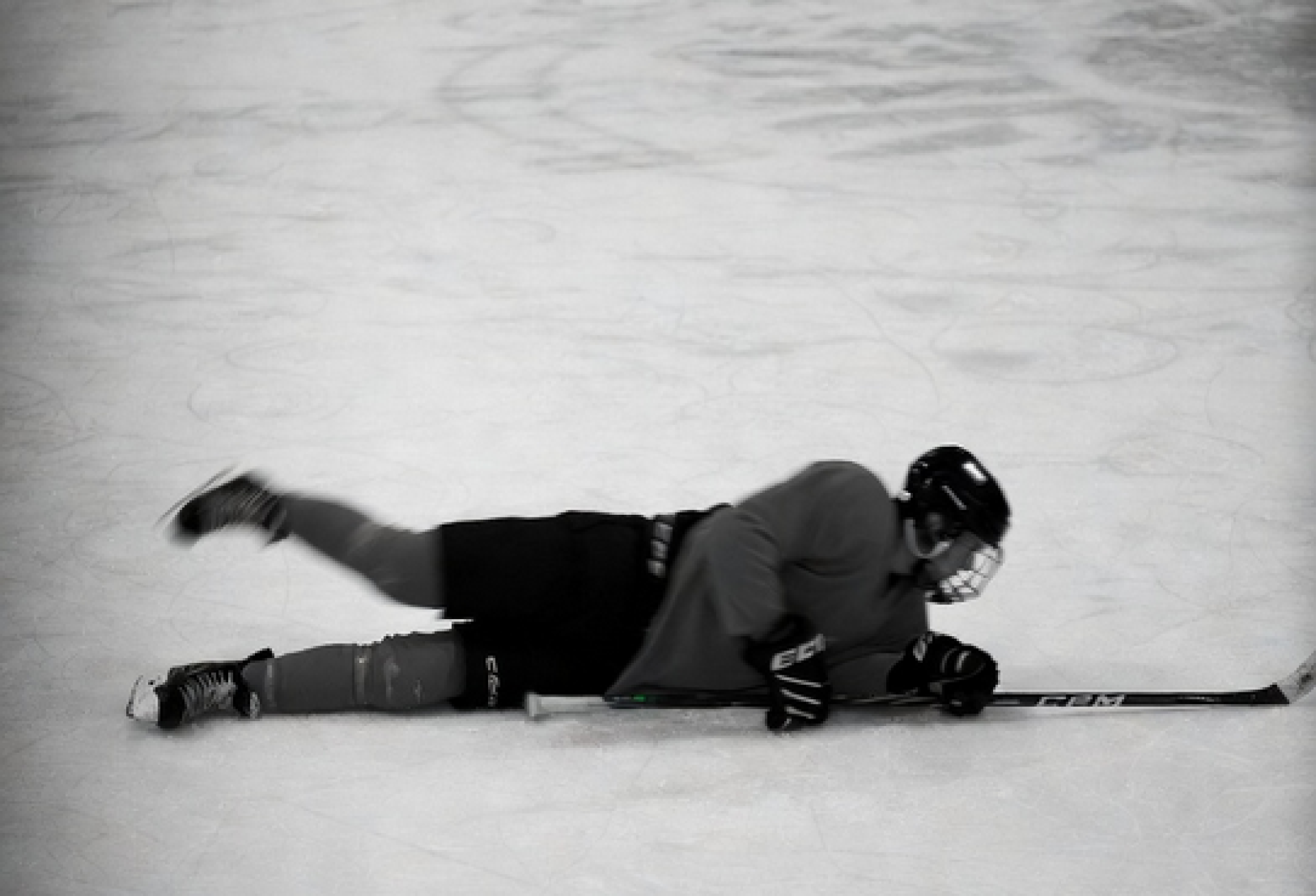 Хоккеист любительского клуба скончался во время матча в Караганде