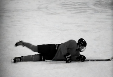 Хоккеист любительского клуба скончался во время матча в Караганде