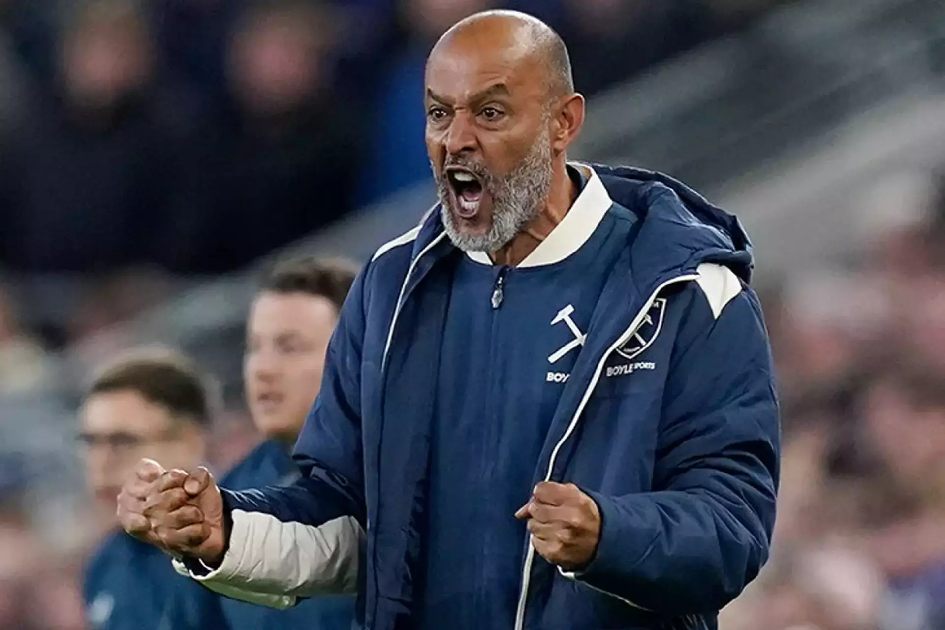 Клуб АПЛ одновременно выплачивает зарплату трем главным тренерам