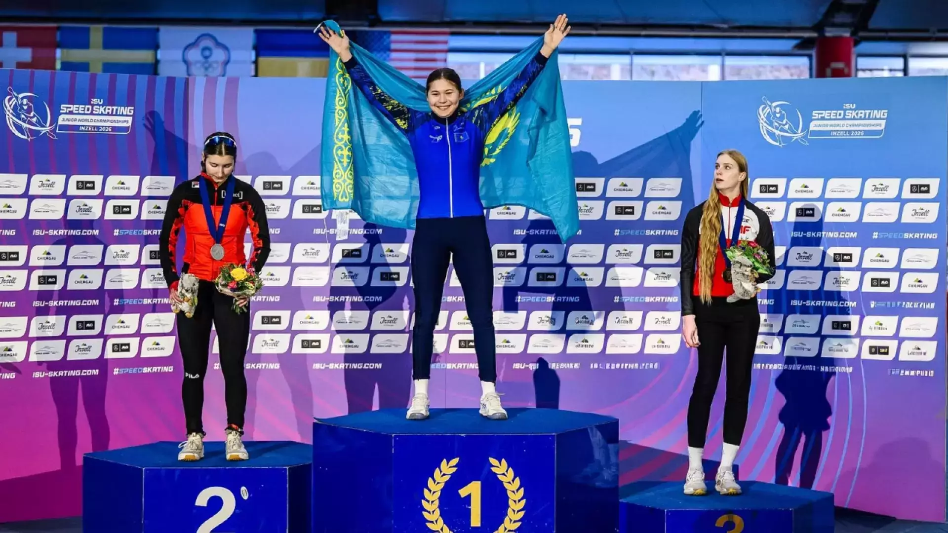 Токаев поздравил вундеркинда конькобежку Кристину Шумекову с триумфом на ЧМ