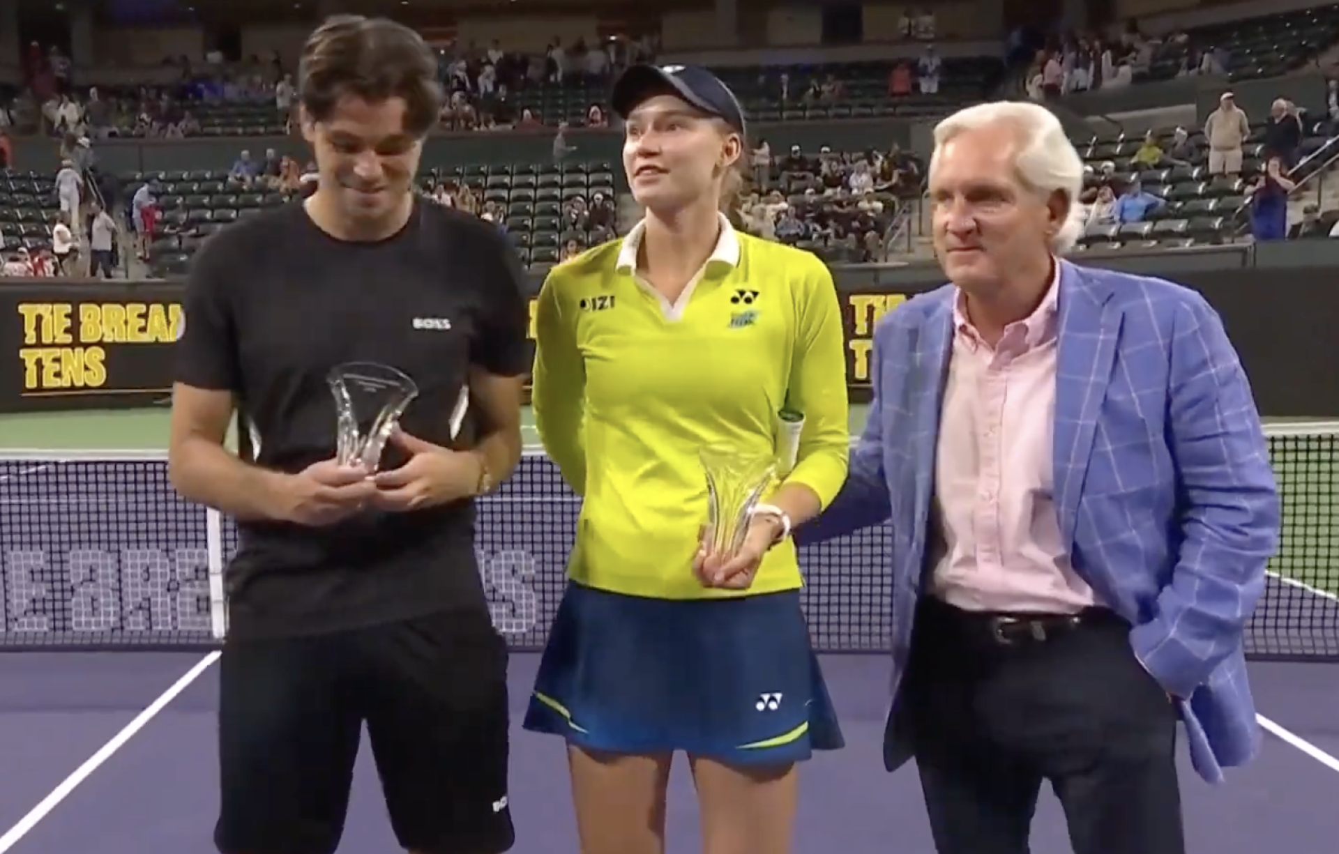 Рыбакина поставила на место чиновника во время награждения в Индиан-Уэллсе