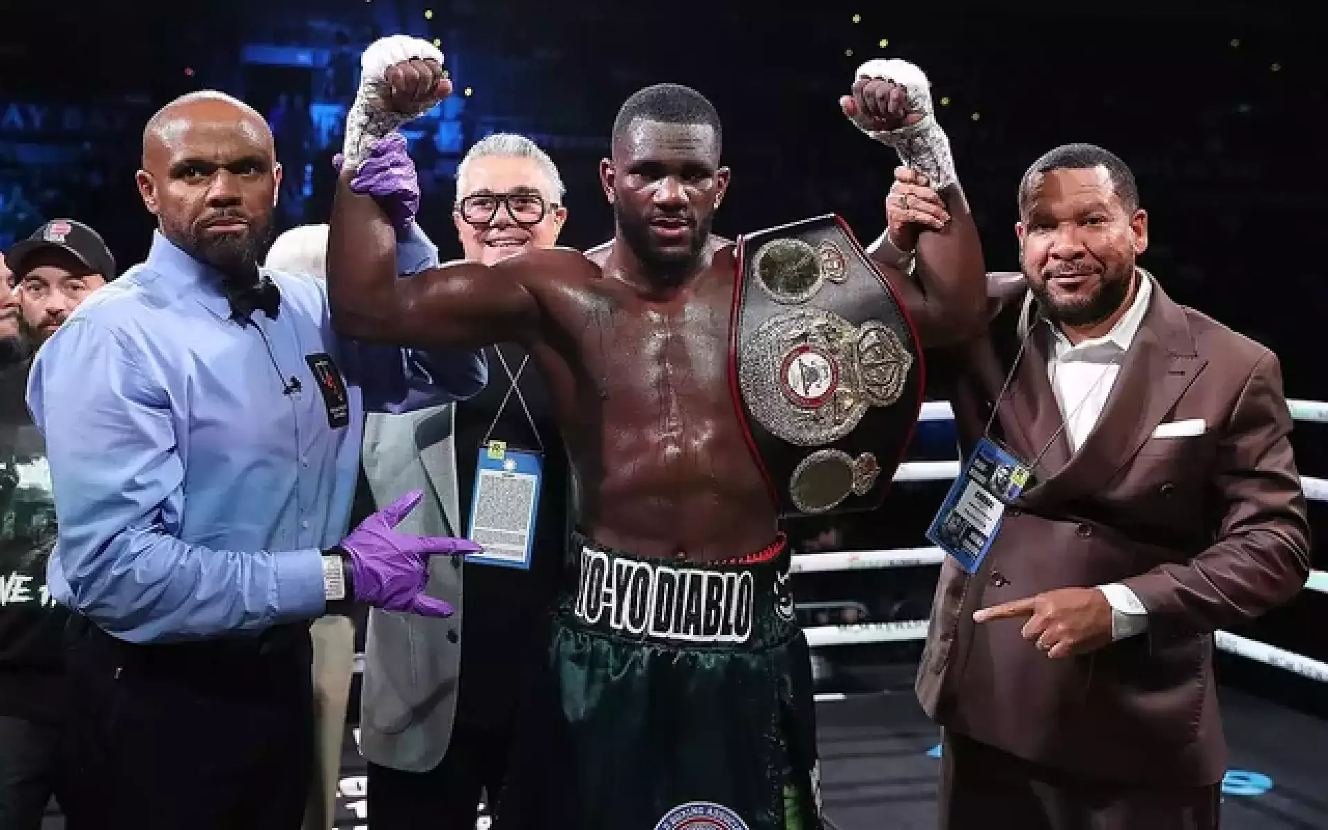 Непобежденный чемпион мира вызвал Алимханулы на бой