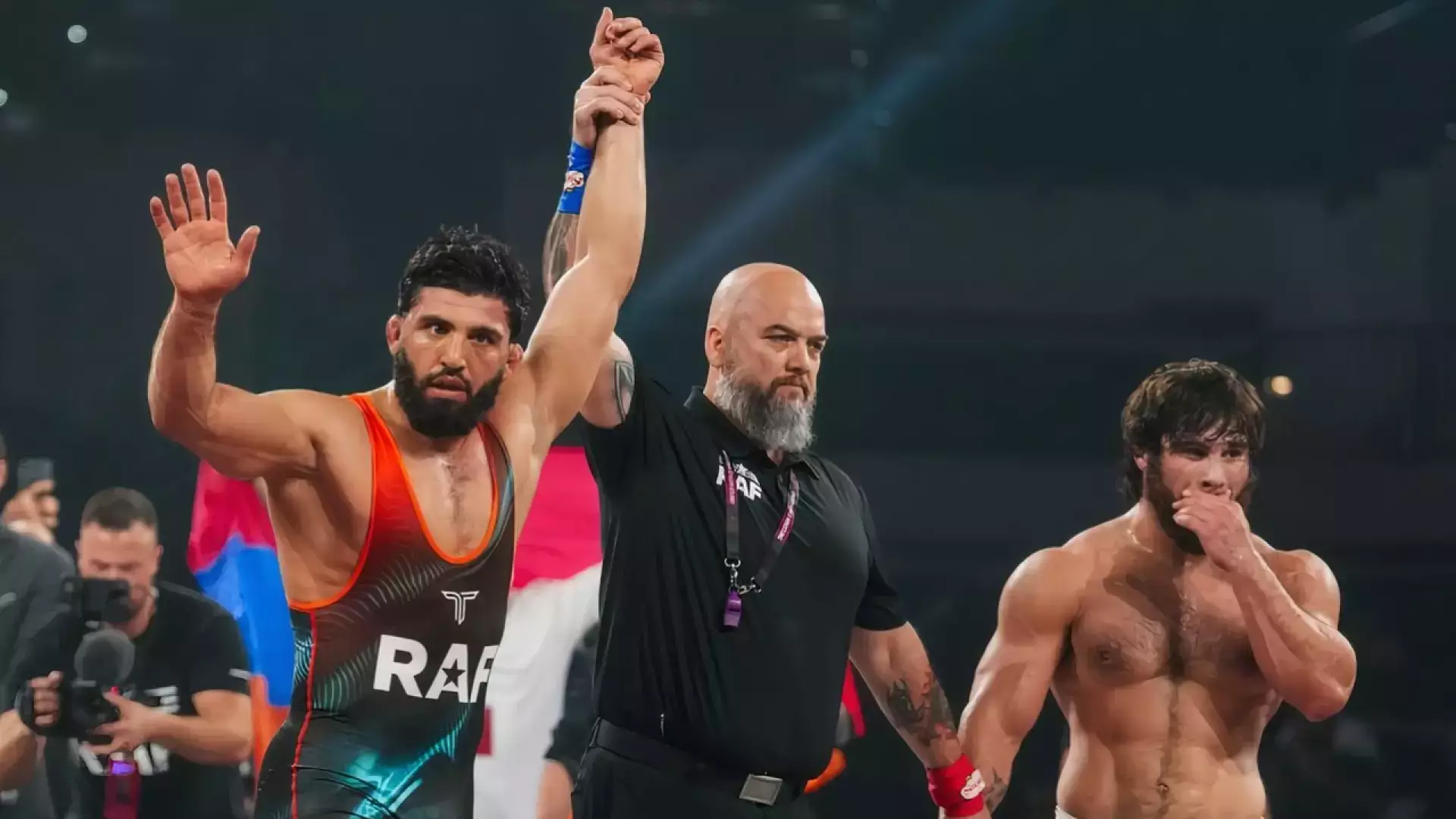 Арман Царукян победил скандального американца на борцовском турнире RAF 7