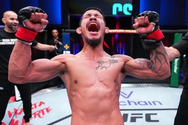 Непобеждённый боец 14-0 жестко нокаутирован в UFC