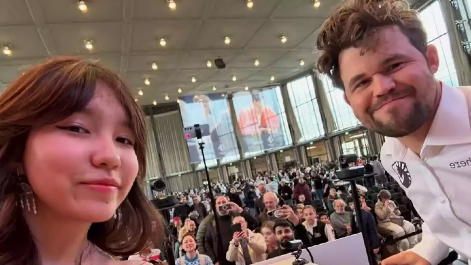 Чемпион мира по шахматам пожаловался на казахстанку из-за селфи во время игры