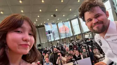 Чемпион мира по шахматам пожаловался на казахстанку из-за селфи во время игры