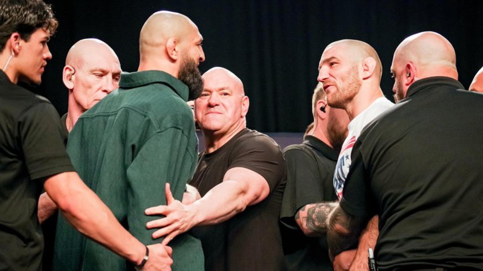 Чимаева и Стрикленда удерживала охрана на дуэли взглядов UFC