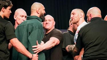 Чимаева и Стрикленда удерживала охрана на дуэли взглядов UFC