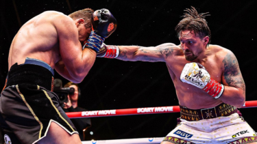 Усик ушел от поражения в концовке и нокаутировал легенду кикбоксинга