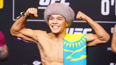 Алмабаев получил разные позиции в новых рейтингах UFC