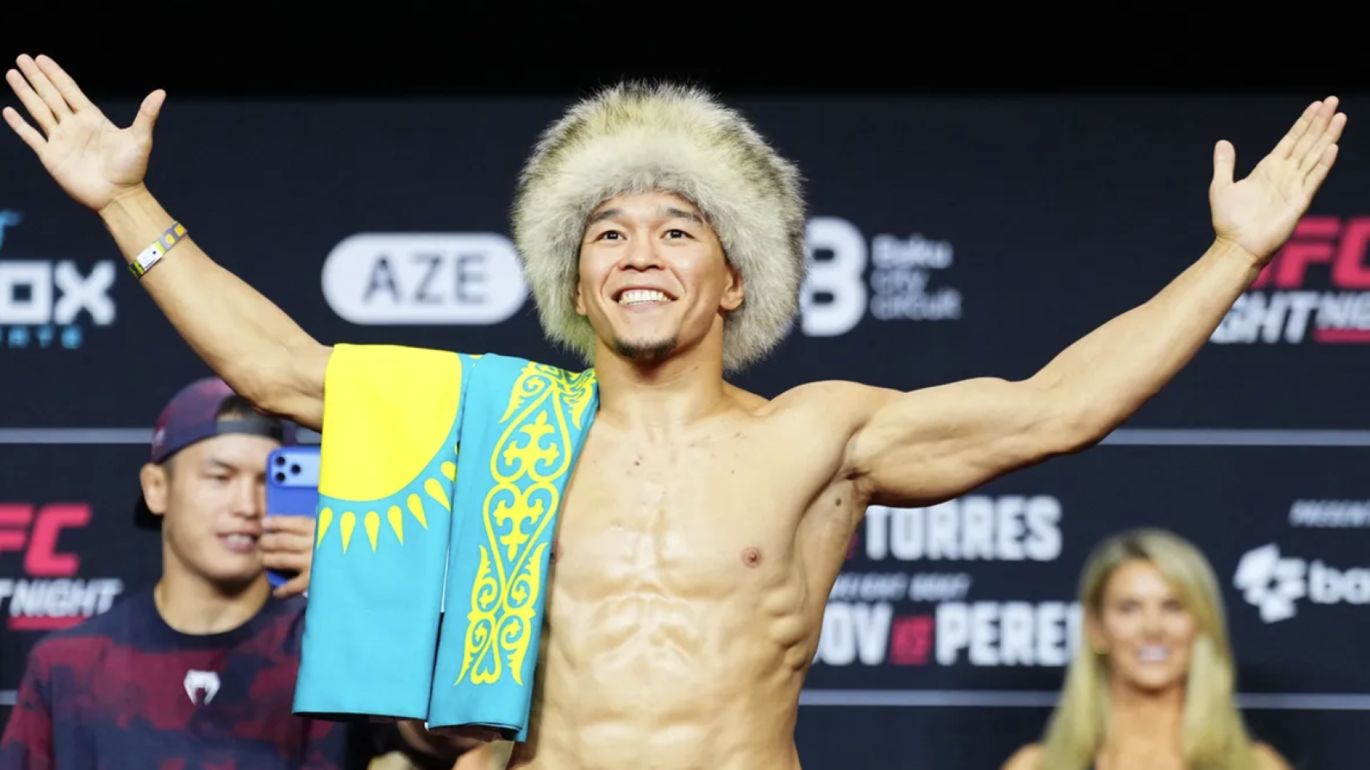 Асу Алмабаев финишировал соперника редчайшим приемом на турнире UFC в Баку