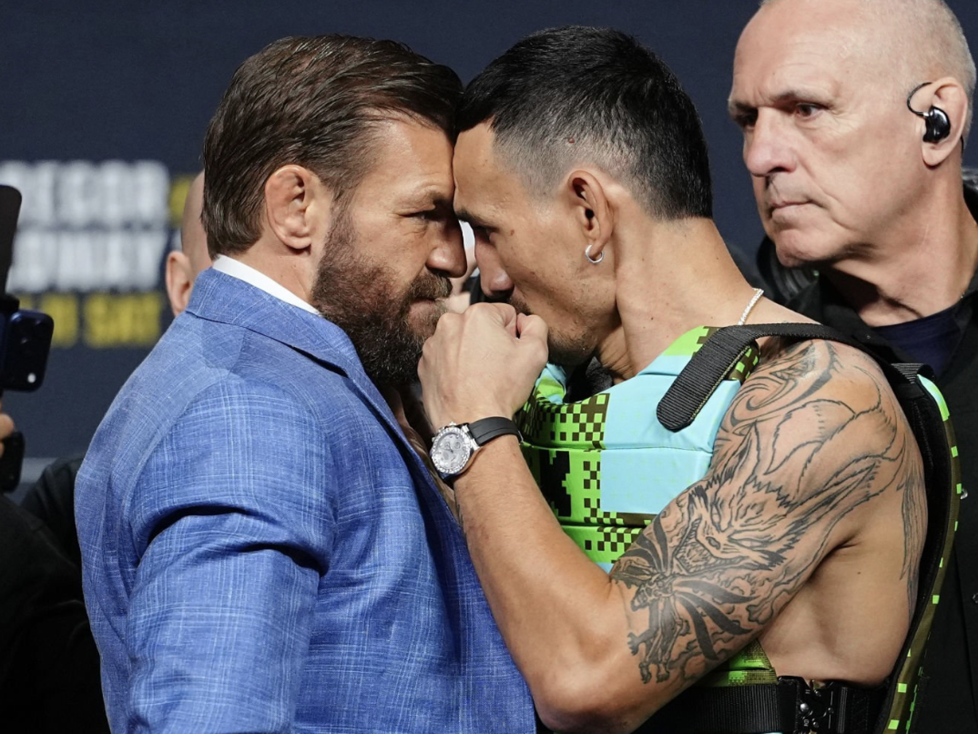 МакГрегор ударил Холловэя на битве взглядов перед UFC 329