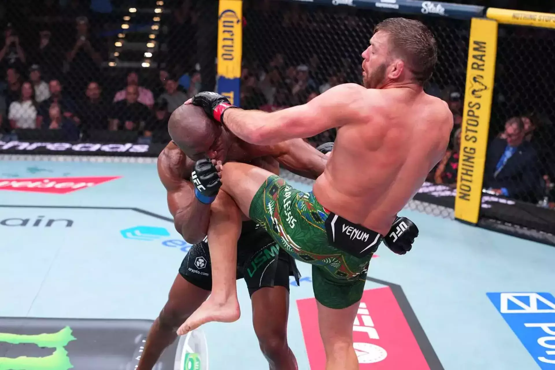 Дю Плесси уверенно разобрался с бывшим чемпионом UFC